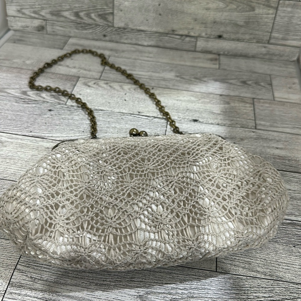Cream lace chain lock kiss purse